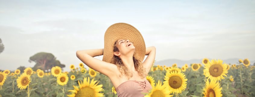 Femme-heureuse-tournesol